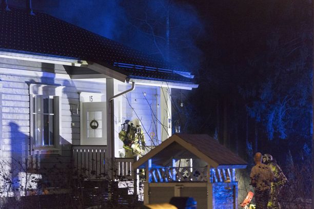 Kymenlaakson pelastuslaitos sai hälytyksen Kanervatiellä syttyneestä rakennuspalosta kello 22.38.