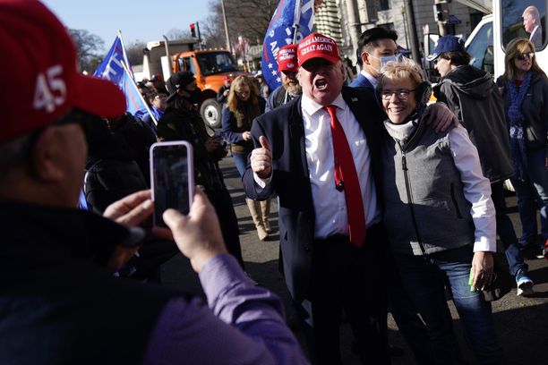 Donald Trumpia kannattavat mielenosoittajat täyttivät yhdysvaltalaiskaupunkien kadut lauantaina. 