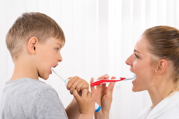Vasta tokaluokkalainen on motorisesti niin kehittynyt, että pystyy itse huolehtimaan hampaiden harjauksesta. Silloinkin on tärkeää, että vanhemmat tarkistavat harjaustuloksen.