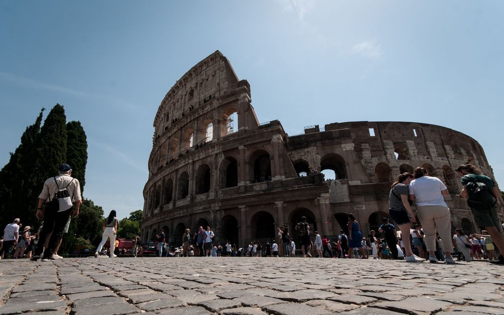 Video: Turisti kaiversi lemmenviestin liki 2000 vuotta vanhan Colosseumin seinään – Italia raivostui
