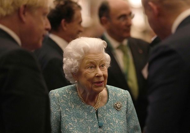 Kuningatar Elisabet vietti viime viikolla yön sairaalassa.