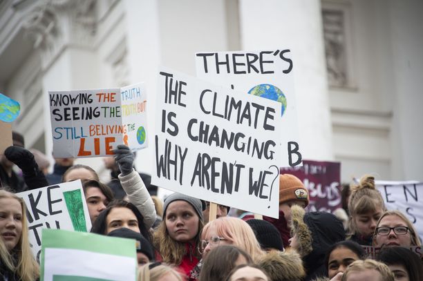 Maaliskuussa 2019 lapsia ja nuoria marssi Helsingissä ilmastotoimien puolesta. Marssiin osallistui arviolta yli 8 000 ihmistä, ympäri maailmaa jopa 1,3 miljoonaa.