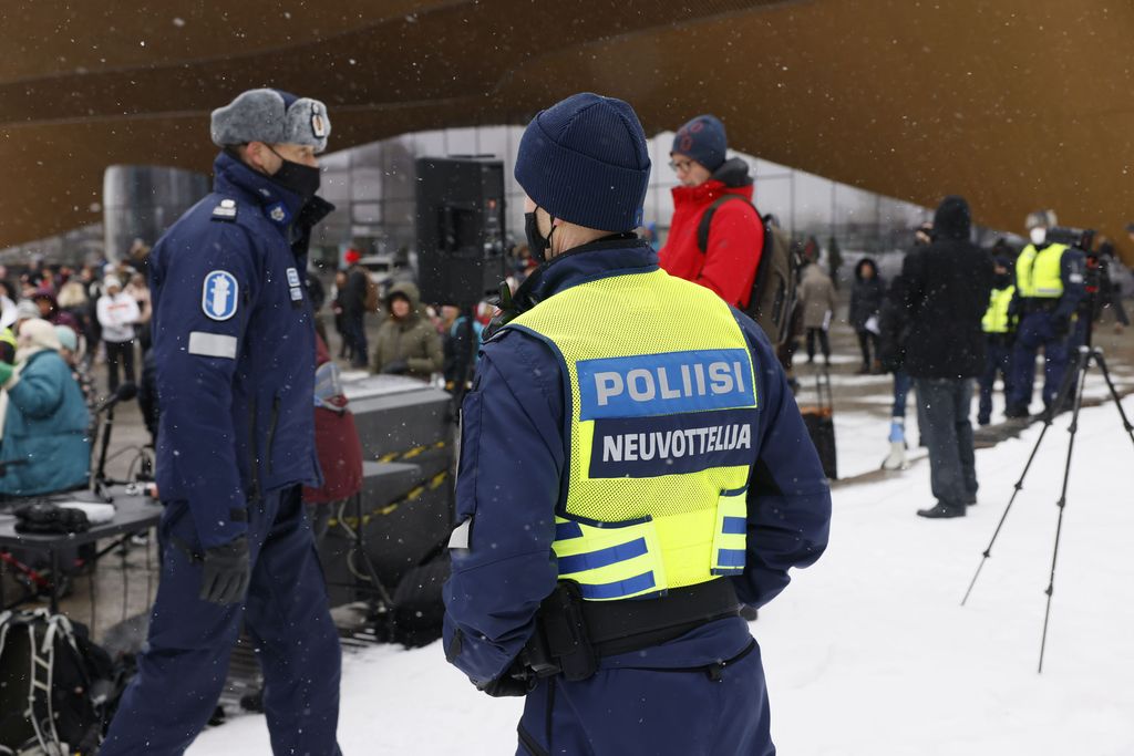 Sadat mielenosoittajat koolla Helsingissä – poliisi: eivät noudata sovittua suunnitelmaa