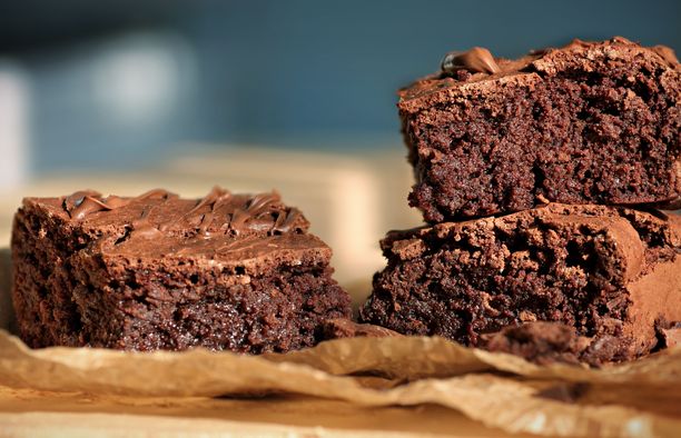 Tahmean suklaiset brownie-leivokset