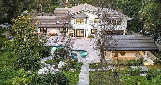 Laulaja Miley Cyrus osti asunnon viime vuonna. Asunto sijaitsee Hidden Hillsin alueella.