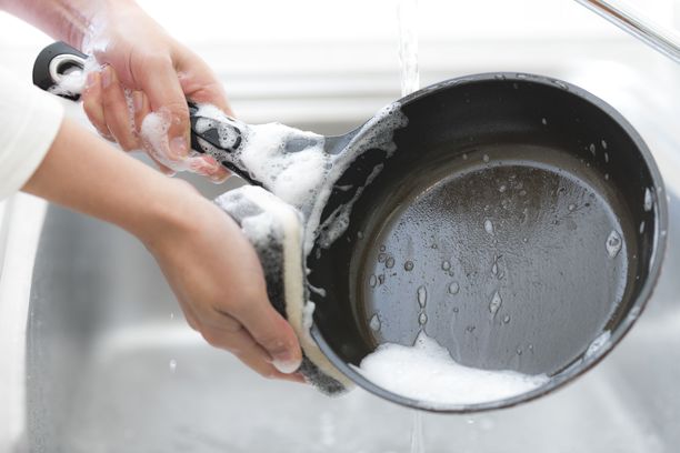 Yksi tyypillinen moka on vääränlainen pannun pesu. Pinnoitettu pannu kannattaa pestä heti käytön jälkeen ja mielellään käsin astianpesuaineen kera. Valurautapannu kaipaa vain vettä.