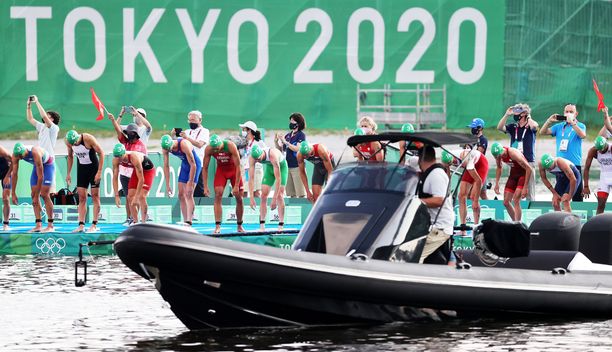 Tokion olympialaiset: triathlon-startti mönkään, vene tiellä