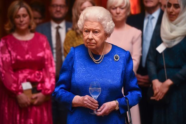 Kuningatar Elisabet ei aio katsella sormiensa läpi perheensä mälläystä.