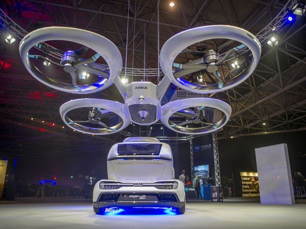 Droonit lisäävät tulevaisuudessa tavaroiden ja ihmisten liikkumista, kuten kuvassa oleva Airbusin kehittämä lentotaksi lupailee, mutta toisaalta drooneja voidaan käyttää myös ikäviin hybridioperaatioihin.