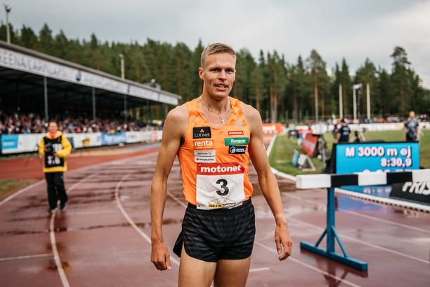 Topi Raitanen juoksee Lahdessa 3000 metrin sileän. 
