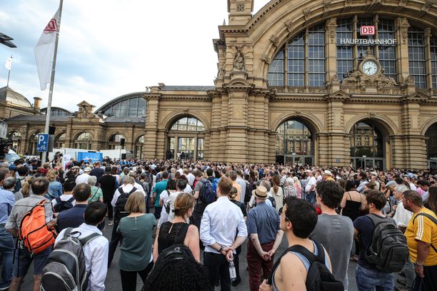 Ihmisiä muistotilaisuudessa Frankfurtin päärautatieaseman edessä 30. heinäkuuta 2019. 