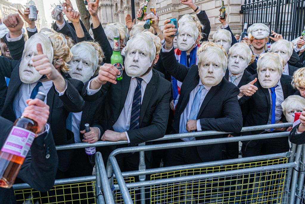 Boris Johnsonin bilekohu paisuu – omatkin vaativat eroa, vaikka vaalit ovat ovella