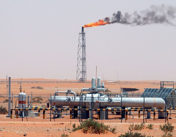 Saudi-Arabia on lobannut voimakkaasti raportin sanamuotojen muuttamisen puolesta. Kuva otettu Khuraisin öljykentän öljyputkista vuonna 2008. 