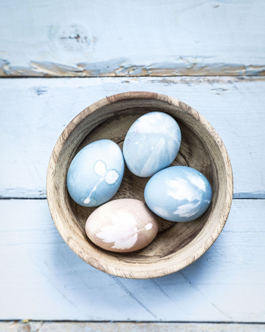 Värjää kananmunat luonnonväreillä - raaka-aineet löytyvät jääkaapistasi!