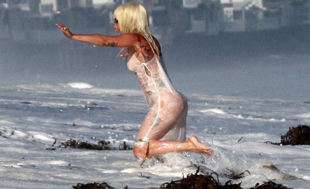 Lady Gagan rantakuvauksissa villi meno - aalto pyyhkäisi laulajan mereen