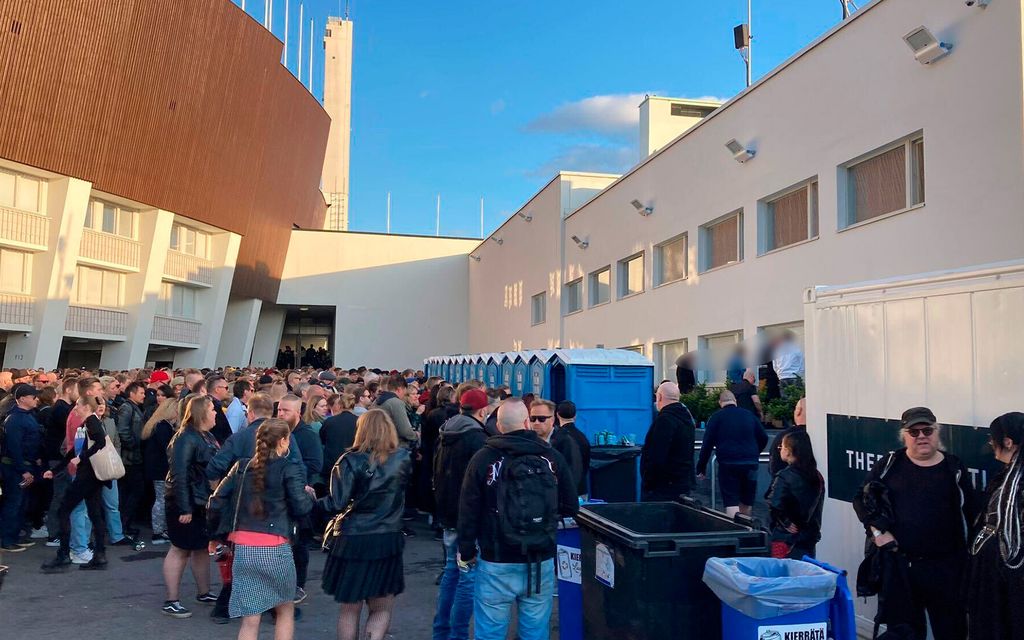 WC-jonoihin kyllästyneet Rammstein-fanit virtsasivat stadionin seinän täyteen – ”Käytännössä kusilaari”
