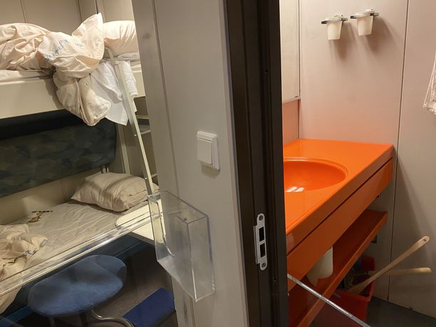 Hytin kylpyhuoneeseen pääsee vain kurkistamaan ovelta.