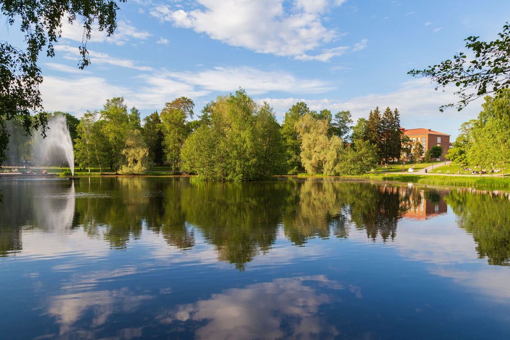 Treffit Tampereen Sorsapuistossa päättyivät inhottavalla tavalla: mies suuteli väkisin ja kiskoi hiuksista