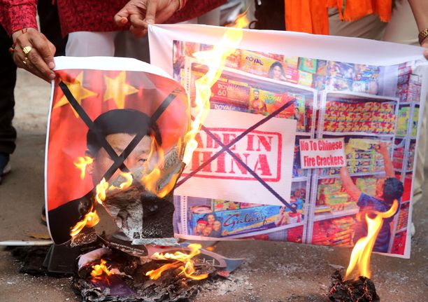 Kiinan vastainen mielenosoitus Bhopalin kaupungissa Intian keskiosassa tiistaina. 