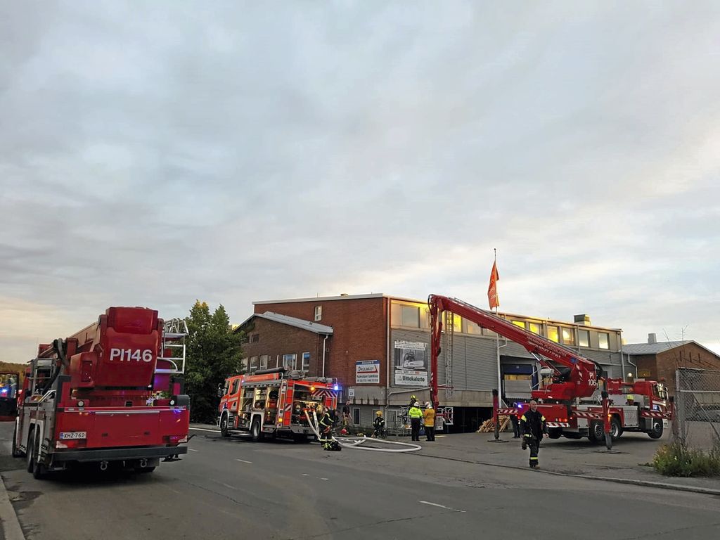 Rakennuspalo Tampereen Nekalassa – 26 pelastuslaitoksen yksikköä hälytettiin