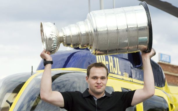 Antti Niemi toi elokuussa 2010 Stanley Cup -pokaalin Suomeen.