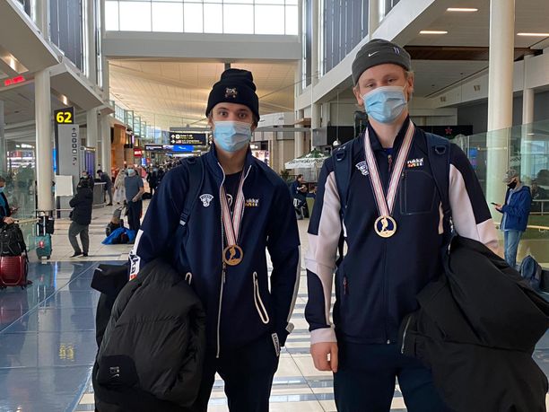 Mikael Pyyhtiä ja Juuso Pärssinen pronssimitalit kaulassa Edmontonin lentokentällä.