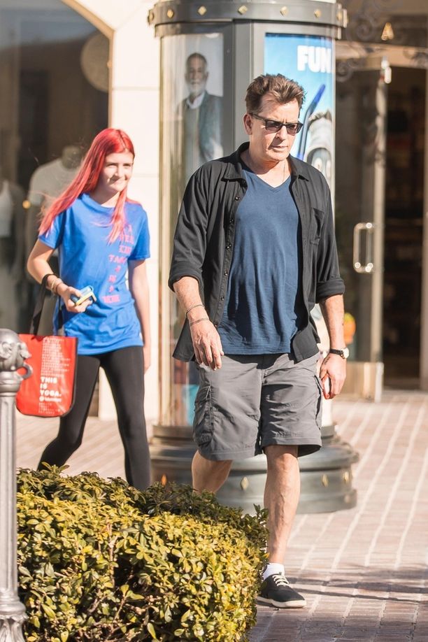 Charlie Sheen nähtiin harvinaisessa kuvassa yhdessä Sam-tyttären seurassa kalifornialaisen ostoskeskuksen ulkopuolella.