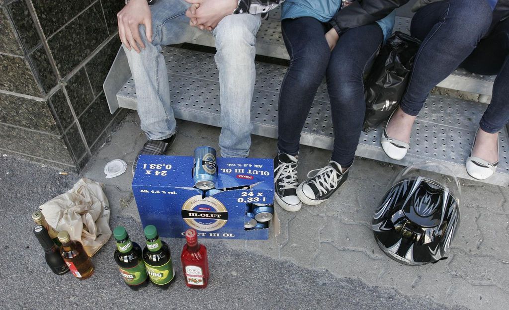 Poliisi huolissaan nuorten juomisesta: Alkoholia käyttävät jopa alle 10-vuotiaat lapset - ”Sammuneita kavereita ei auteta”