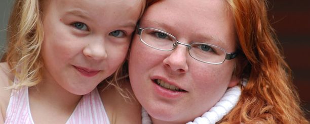 Hollolalaisen Mustajärven perheen elämä mullistui, kun 7-vuotiaan Siirin oudot kouristelukohtaukset alkoivat sikainfluenssarokotteen jälkeen. Äiti, Sonja Mustajärvi, katuu rokotuksen hankkimista.