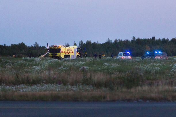 Ultrakevyt lentokone putosi lähdön jälkeen maahan Tampere-Pirkkalan lentokentällä keskiviikkoiltana. 