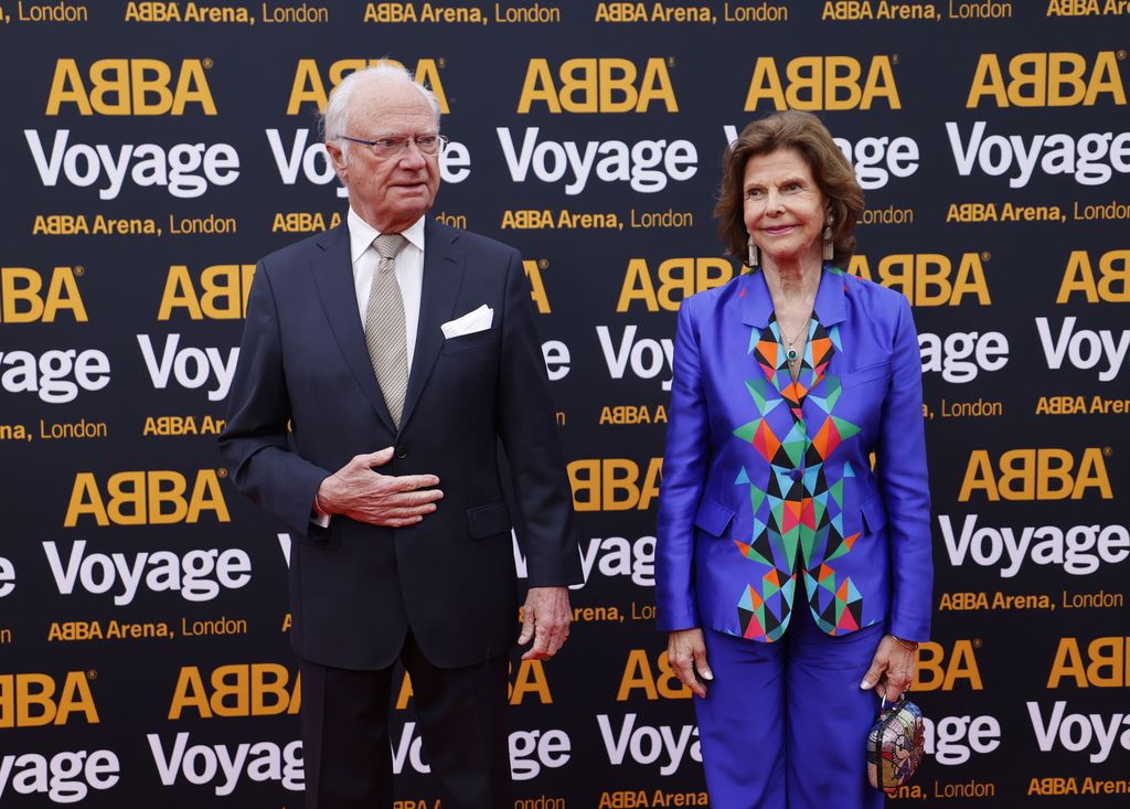 Ruotsin kuningaspari matkasi Lontooseen Abba-konserttiin – Silvia edusti disko­henkisessä jakussa