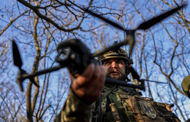 Venäläisiä sotilaita antautuu Ukrainan droneille täysin vapaaehtoisesti –  lennokki ohjaa taistelukentän poikki