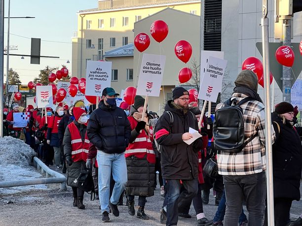 Kymmenen kuukautta kestänyt hoitajien lakko lisäsi asiantuntijoiden mukaan suomalaisten hoitovelkaa, koska hoitajilla oli voimassa muun muassa ylityökielto. 