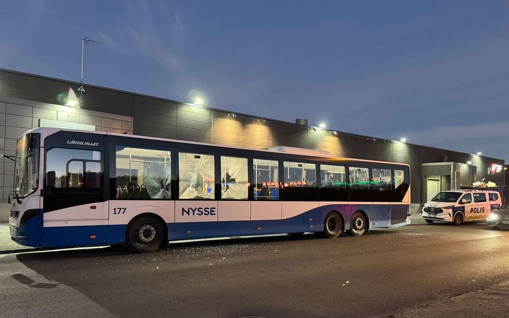 Raju välikohtaus: Mies hajotti linja-auton ikkunoita