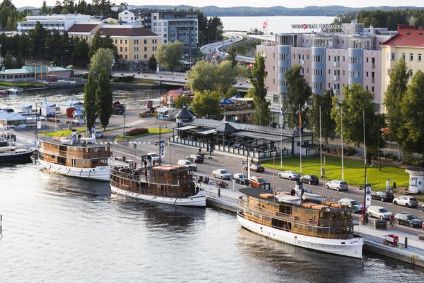 Savonlinnan keskustasta löytyvät kätevästi lähekkäin niin tori, ravintolat kuin laivasatamakin.