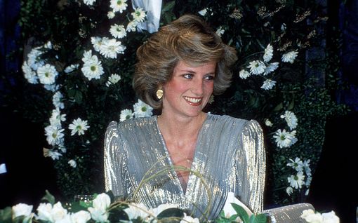 Prinsessa Dianan veljentytär Amelia Spencer meni kihloihin – esittelee hulppeaa timantti­sormustaan