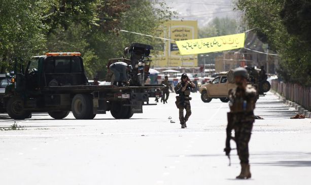 Afganistanin viranomaiset tutkivat pommi-iskujen paikkaa.