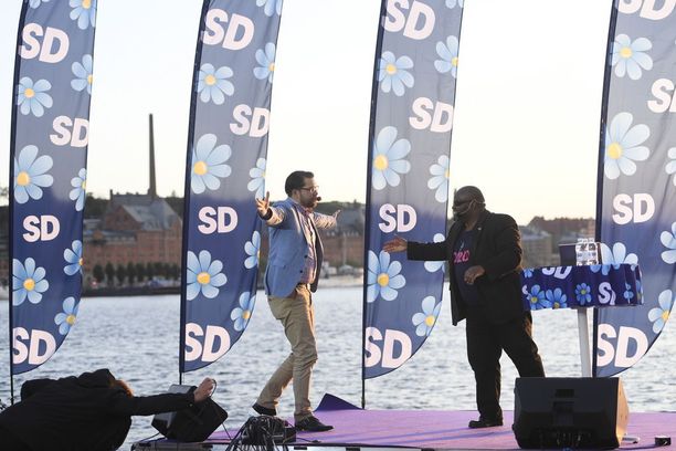 Ruotsidemokraattien puheenjohtaja Jimmie Åkesson irrotteli vaalitilaisuudessa viikonloppuna.