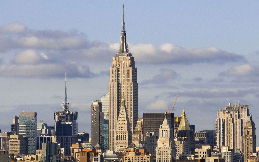 Kaksi ihmistä kiipesi Empire State Buildingin antenniin — Naamioituneet henkilöt kiipesivät yli 440 metrin korkeuteen kohoavan rakennuksen antenniin. Kaksi naamioitunutta henkilö on kiivennyt New Yorkin historiallisen maamerkin, Empire State Buildingin,…
