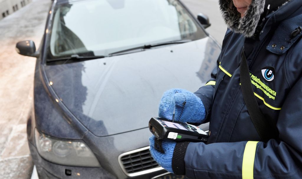 Tamperelaismies kaasutti kohti pysäköinnintarkastajaa – auto pysähtyi jalkojen eteen