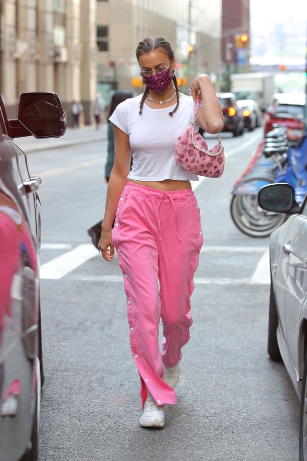 Malli Irina Shaykin tyyli on ihana! Pinkit verkkarit ovat ihanan överit, mutta mitkä vain rennot housut näyttäisivät kivoilta pikku t-paidan ja ysärityylisten asusteiden kanssa.