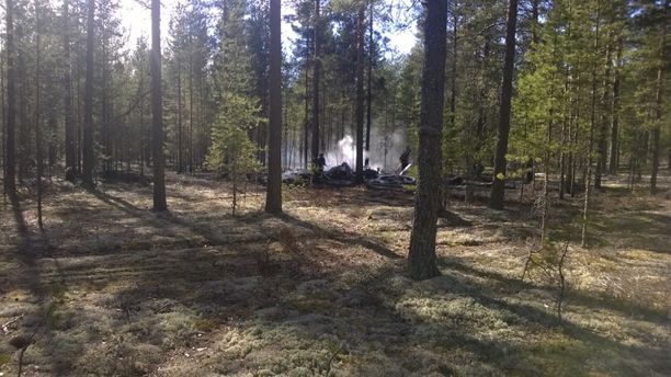 Arkistokuva 20.4.2014. Lentokone syöksyi maahan kankaiseen metsään Jämijärven lentokentän läheisyydessä. 