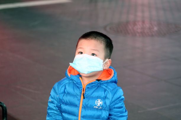 New Yorkin Times Squarella huhtikuussa kuvattu poika oli puettu hengityssuojaimeen. Kuvituskuva.