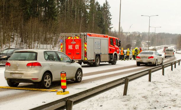 Kuva Hämeenlinnanväylältä sunnuntaina. Kahdeksan autoa kolaroivat keskipäivällä.