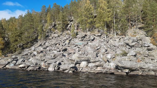 Vierunvuoren rinteeseen jääkauden muovaama kivikko on täynnä erilaisilla väreillä tehtyjä nimikirjoituksia. Paikka sijaitsee Vehmersalmella, noin tunnin vesimatkan päässä Kuopiosta.