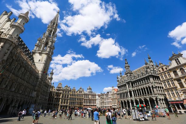 Belgian koronaluvut ovat kääntyneet kasvuun torstain tartuntatietojen perusteella. Kuvassa ihmisiä juhlistamassa Belgian kansallispäivää tiistaina 21.7.
