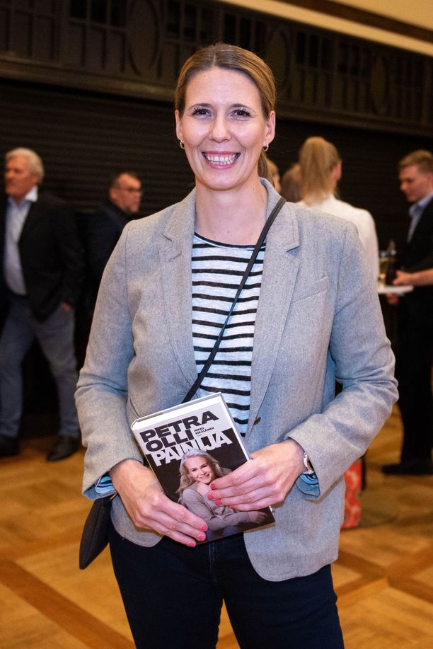 Mikaela Ingberg kuvattuna Petra Ollin  -uutuuskirjan julkistamistilaisuudessa.
