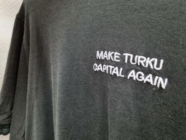 Turussa nousi lokakuussa äläkkä Make Turku Capital Again -lauseen käytöstä. Nyt Varsinais-Suomen kokoomusnuoret on myynyt lauseen tavaramerkin turkulaiselle pienyrittäjälle.