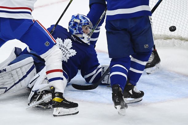 Montreal Canadiensin Jesperi Kotkaniemi survoi ottelun avausmaalin.