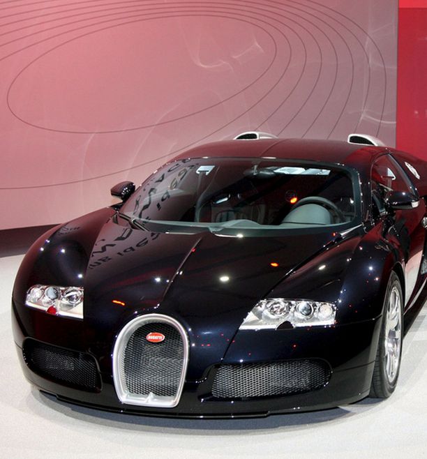 Huippunopeudessa Bugatti Veyron imaisee tankin tyhjäksi 12 minuutissa.